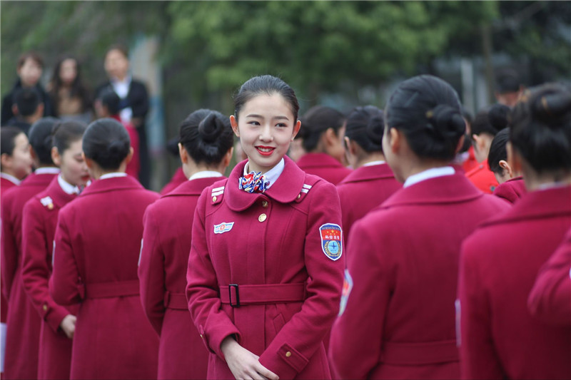 日韩制服美女喷血诱惑写真-日韩制服美女写真：视觉诱惑与文化错