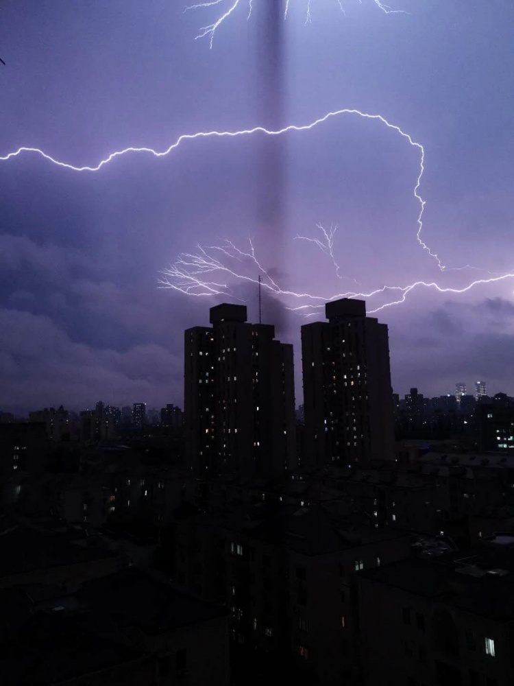 天空有人被闪电击中_闪电击中人的视频_闪电空中有个人