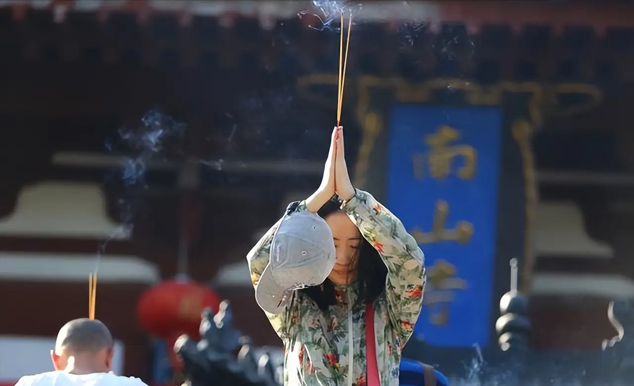 在家里怎么给菩萨烧香_菩萨上香有什么讲究_菩萨上香说的什么